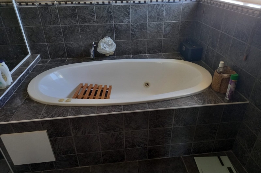 To Let 5 Bedroom Property for Rent in Paradise Beach Western Cape